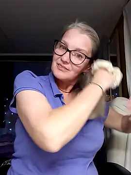 irinamaux online show from October 24, 2025, 4:17 pm