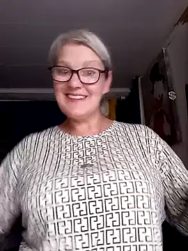 irinamaux online show from June 25, 2026, 3:04 am