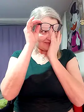 irinamaux online show from March 3, 2026, 9:44 pm