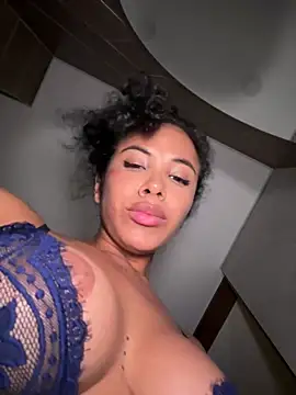 Snapshot of Brunettexio chatting on February 13, 2025, 5:37 am Brunettexio online show from February 13, 2025, 5:37 am