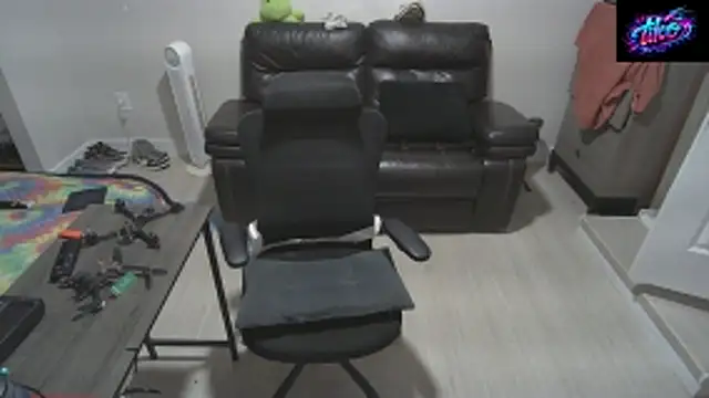 Zander823 online show from April 17, 2026, 5:32 am