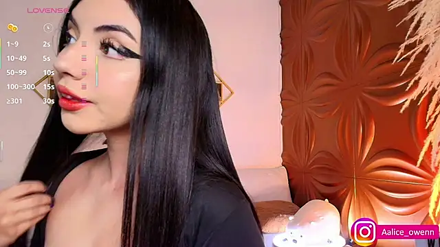 Snapshot of Aliceowenn chatting on September 27, 2025, 9:43 pm Aliceowenn online show from September 27, 2025, 9:43 pm