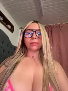 CristalGmez online show from October 8, 2025, 2:24 am