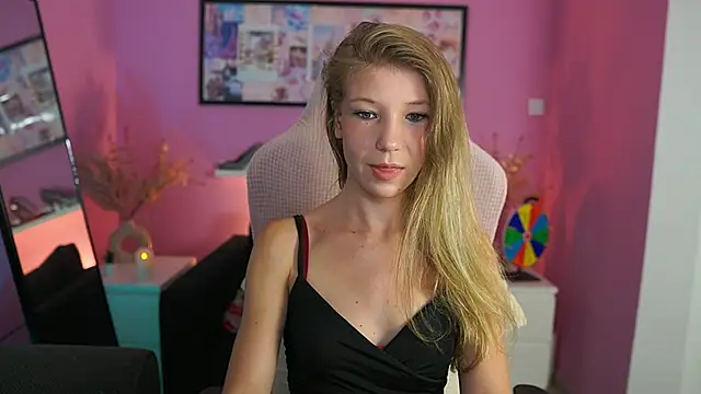 missicute online show from September 30, 2025, 6:47 pm