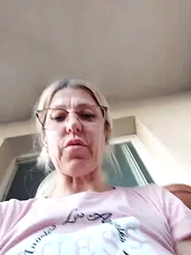 Snapshot of blondyruby chatting on February 17, 2026, 5:43 pm blondyruby online show from February 17, 2026, 5:43 pm