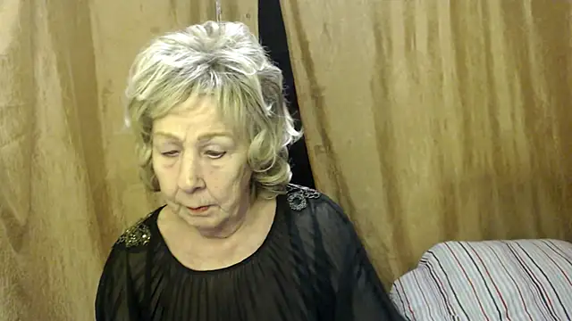 Snapshot of _Estelitta_5 chatting on February 18, 2025, 11:52 pm Estelitta 5 online show from February 18, 2025, 11:52 pm