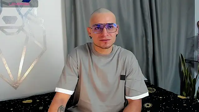 Snapshot of Aron-santoro chatting on December 24, 2024, 11:55 pm Aron-santoro online show from December 24, 2024, 11:55 pm