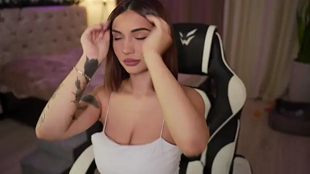 Snapshot of LindaWarners chatting on January 20, 2025, 11:10 pm LindaWarners online show from January 20, 2025, 11:10 pm