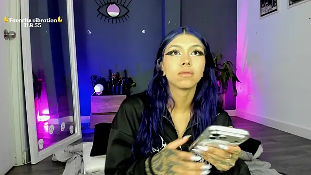 Snapshot of Raven_Witch_ chatting on May 4, 2026, 6:22 pm Raven Witch online show from May 4, 2026, 6:22 pm