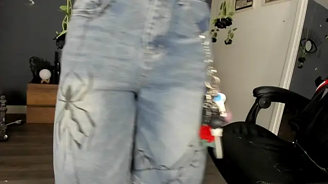 Raven Witch  online show from March 12, 2026, 4:55 pm