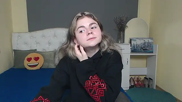 Snapshot of TinaRedly chatting on November 10, 2025, 6:35 pm TinaRedly online show from November 10, 2025, 6:35 pm