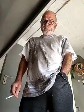 bottomhairy online show from April 9, 2026, 9:37 am