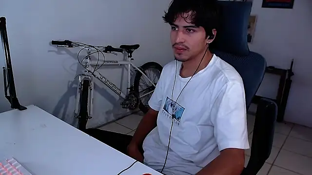 Snapshot of Thieves9 chatting on October 29, 2025, 7:24 pm Thieves9 online show from October 29, 2025, 7:24 pm