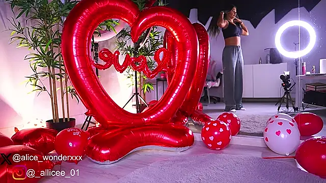 Snapshot of VanessaSimon chatting on February 14, 2025, 6:34 am VanessaSimon online show from February 14, 2025, 6:34 am
