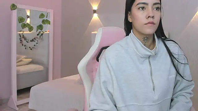 miagomezweb1 online show from February 28, 2025, 12:42 pm