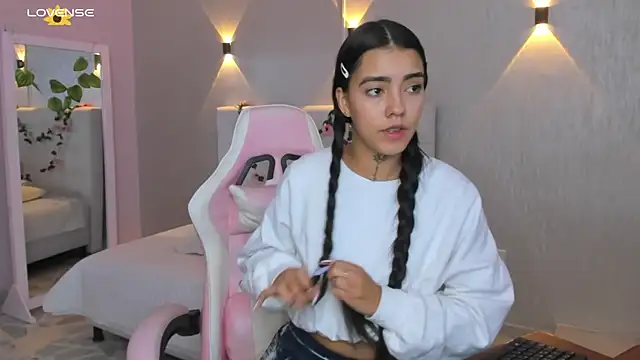 miagomezweb1 online show from March 14, 2025, 1:46 pm