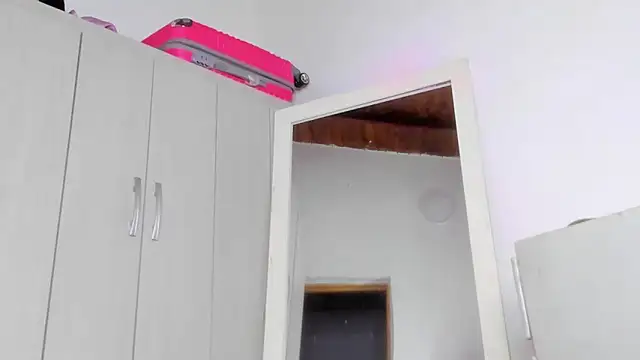 Kendall Hotsexy x online show from April 14, 2026, 7:57 am