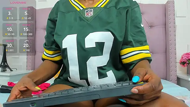 Snapshot of MonicaSchwartz chatting on November 11, 2025, 7:52 pm MonicaSchwartz online show from November 11, 2025, 7:52 pm