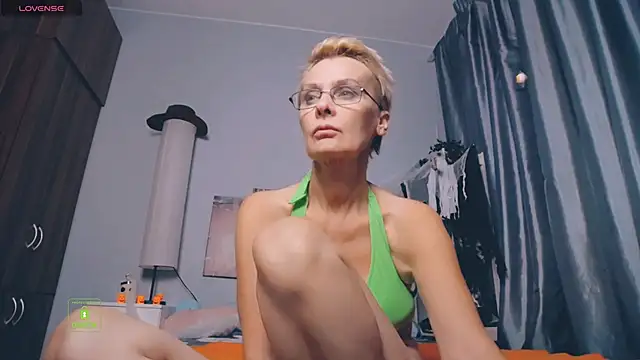 Snapshot of HelgaHimmell chatting on October 7, 2025, 9:05 pm HelgaHimmell online show from October 7, 2025, 9:05 pm