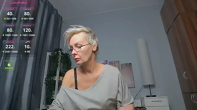 Snapshot of HelgaHimmell chatting on February 5, 2025, 3:45 am HelgaHimmell online show from February 5, 2025, 3:45 am