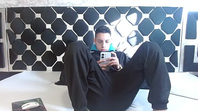 Snapshot of thiago19s chatting on February 13, 2025, 12:32 pm thiago19s online show from February 13, 2025, 12:32 pm