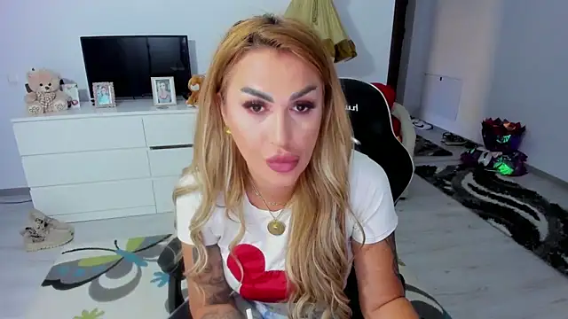 GlossyDiamondX online show from September 16, 2025, 4:24 am