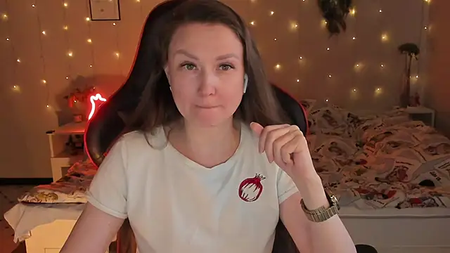 desperatehousewife   online show from April 18, 2026, 4:04 am