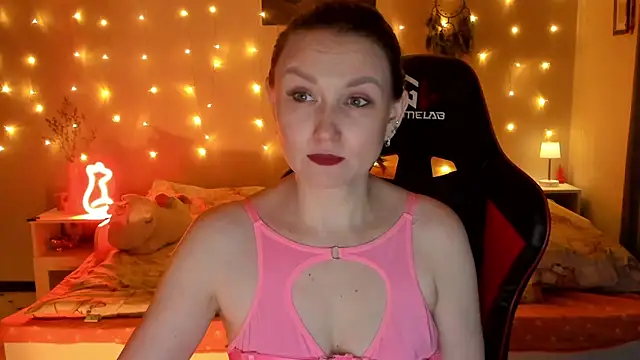 Snapshot of desperatehousewife__ chatting on July 23, 2026, 7:10 pm desperatehousewife online show from July 23, 2026, 7:10 pm