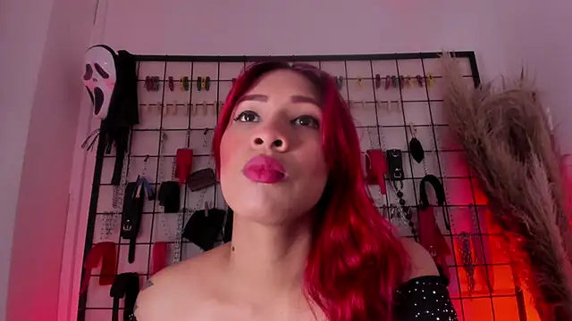 Snapshot of charrlotte_quinn chatting on November 4, 2025, 2:43 pm charrlotte quinn online show from November 4, 2025, 2:43 pm