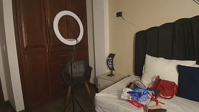 Snapshot of Raquel_jones chatting on October 12, 2025, 11:44 am Raquel jones online show from October 12, 2025, 11:44 am