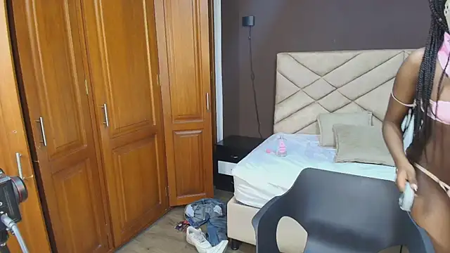 Snapshot of Raquel_jones chatting on October 28, 2025, 7:24 pm Raquel jones online show from October 28, 2025, 7:24 pm