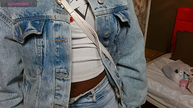 Snapshot of Raquel_jones chatting on October 1, 2025, 7:29 pm Raquel jones online show from October 1, 2025, 7:29 pm