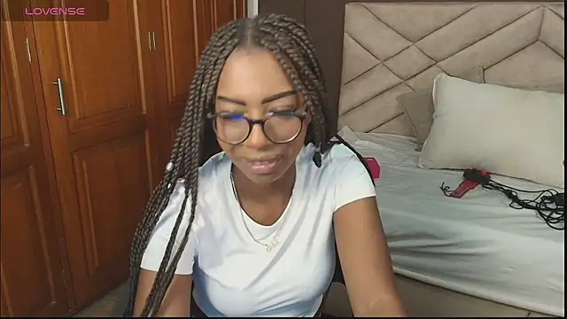 Snapshot of Raquel_jones chatting on October 8, 2025, 11:45 am Raquel jones online show from October 8, 2025, 11:45 am