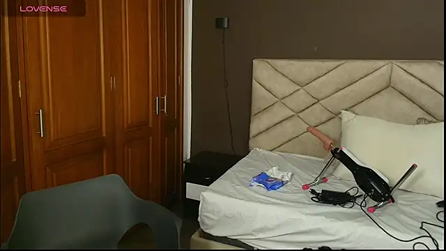 Snapshot of Raquel_jones chatting on October 9, 2025, 11:44 am Raquel jones online show from October 9, 2025, 11:44 am