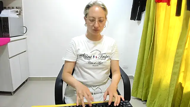 Adele johnsonn1 online show from March 4, 2025, 2:21 pm