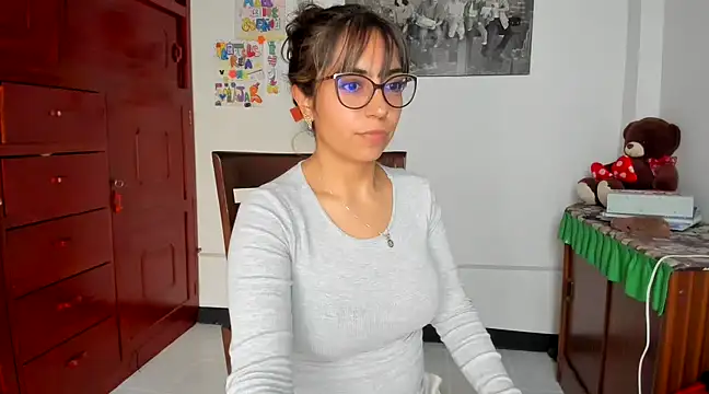 Isabellaa22 1 online show from February 6, 2025, 8:34 pm