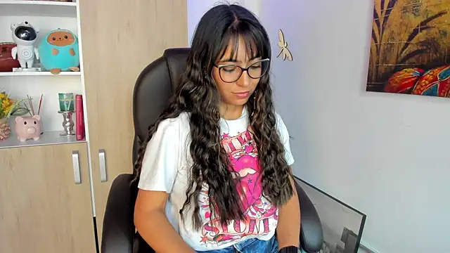 Isabellaa22 1 online show from September 10, 2025, 6:07 pm