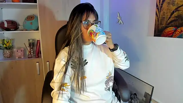 Isabellaa22 1 online show from September 18, 2025, 11:52 pm