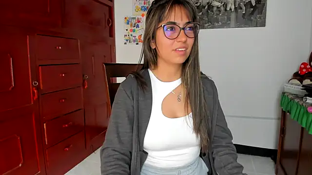 Isabellaa22 1 online show from February 12, 2025, 5:05 pm