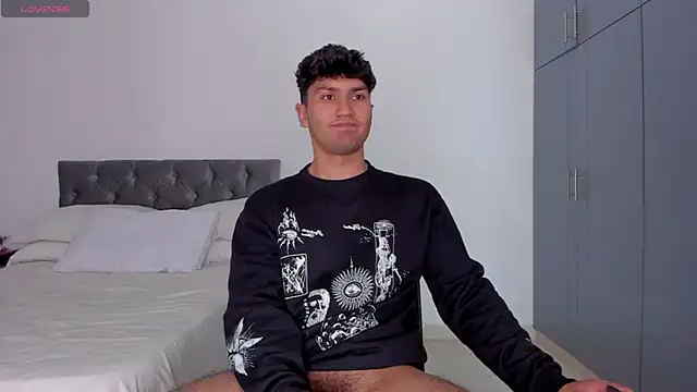 Snapshot of Valerio_James7 chatting on February 10, 2025, 5:52 pm Valerio James7 online show from February 10, 2025, 5:52 pm