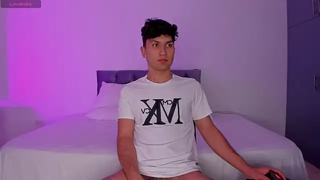 Snapshot of Valerio_James7 chatting on March 4, 2025, 3:22 am Valerio James7 online show from March 4, 2025, 3:22 am