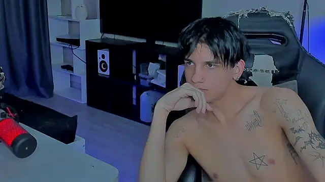 Snapshot of MarkBrowniii chatting on December 17, 2025, 2:00 pm MarkBrowniii online show from December 17, 2025, 2:00 pm