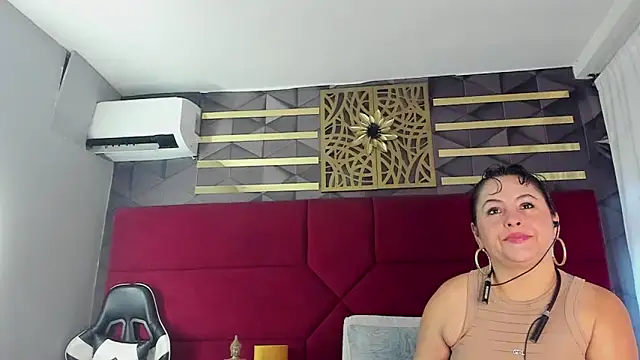 Snapshot of hanny_milf chatting on June 28, 2026, 12:00 pm hanny milf online show from June 28, 2026, 12:00 pm