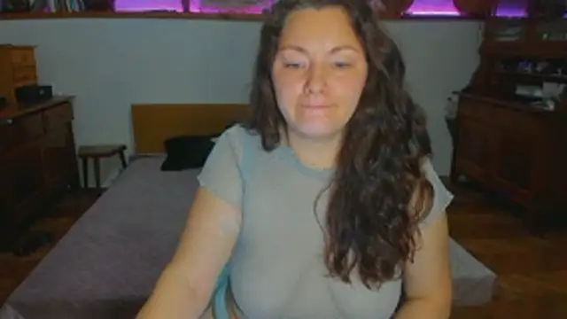 Snapshot of SoftlyShine chatting on December 18, 2025, 6:45 pm SoftlyShine online show from December 18, 2025, 6:45 pm