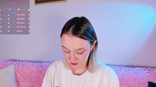 Snapshot of CrystalRey chatting on November 4, 2025, 8:29 am CrystalRey online show from November 4, 2025, 8:29 am