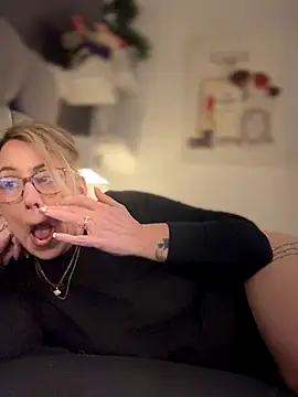 Snapshot of blondebitch2 chatting on January 6, 2026, 6:01 pm blondebitch2 online show from January 6, 2026, 6:01 pm