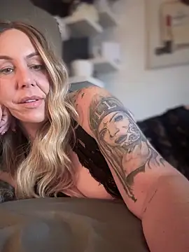 Snapshot of blondebitch2 chatting on November 17, 2025, 10:52 am blondebitch2 online show from November 17, 2025, 10:52 am