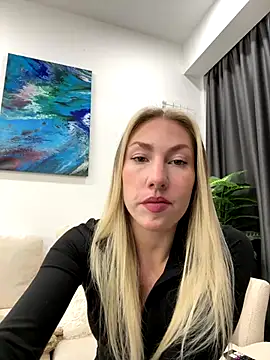 LuisaBecker online show from December 21, 2025, 1:46 pm