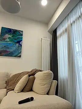 LuisaBecker online show from April 10, 2026, 1:18 pm