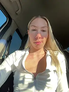 LuisaBecker online show from January 29, 2025, 12:13 pm